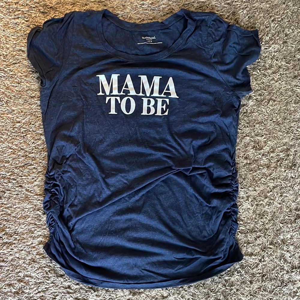 “MAMA TO BE” shirt.